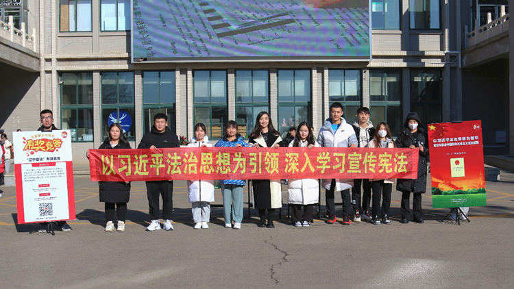 学校举办“宪法宣传周”国家宪法日签名活动