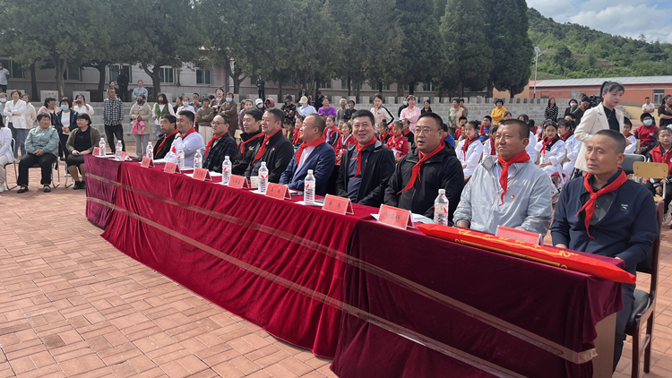 学校赴白马石乡慰问驻村干部举行帮扶活动