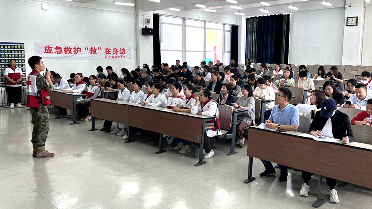 守护职业健康：学校举办教职工心肺复苏应急救护培训班