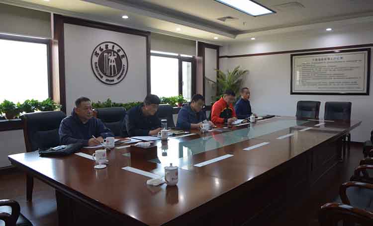 学校党委理论学习中心组传达学习习近平总书记在中国人民大学考察时的重要讲话精神