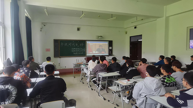 全校各级团组织观看庆祝中国共产主义青年团成立100周年大会