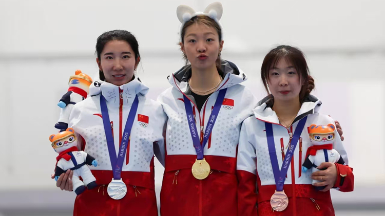 喜报：我校运动员韩梅在哈尔滨亚冬会速度滑冰女子3000米比赛中获得银牌