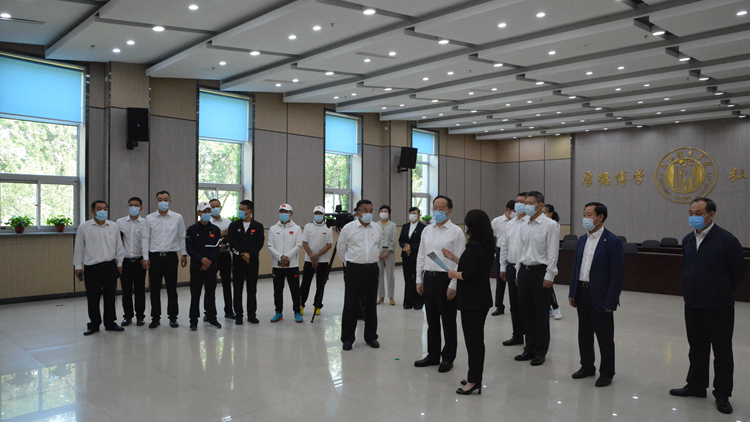 省委副书记、省长李乐成来校慰问教师和教练员