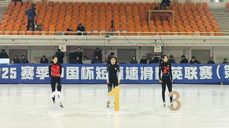 我校运动员郝若萱参加2024-2025赛季中国杯短道速滑精英联赛（第四站）比赛获1金1铜