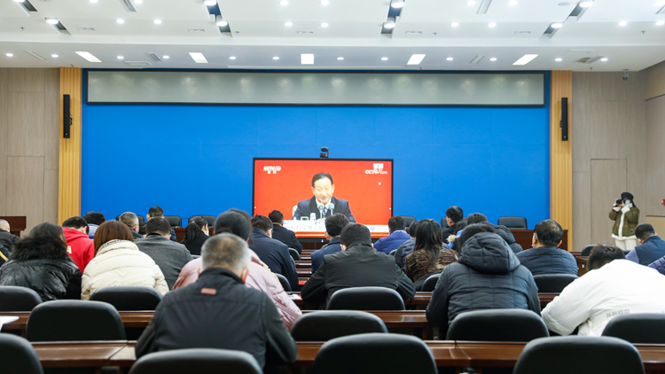 学校组织师生收看中共中央新闻发布会