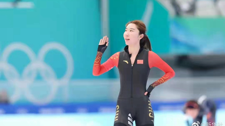 我校速度滑冰运动员韩梅创造新纪录