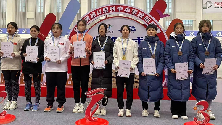 我校速度滑冰队全国U系列比赛再创佳绩
