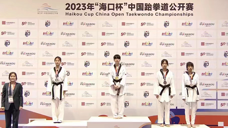 中国跆拳道公开赛我校运动员谢学婷摘银